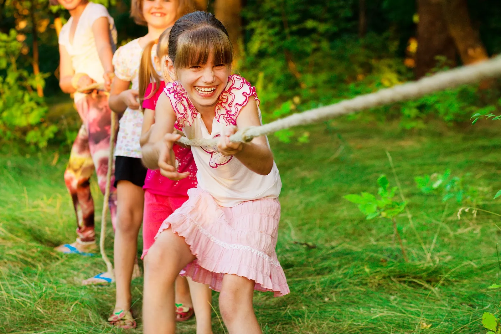 Kinder spielen bei einer Veranstaltung im Freien